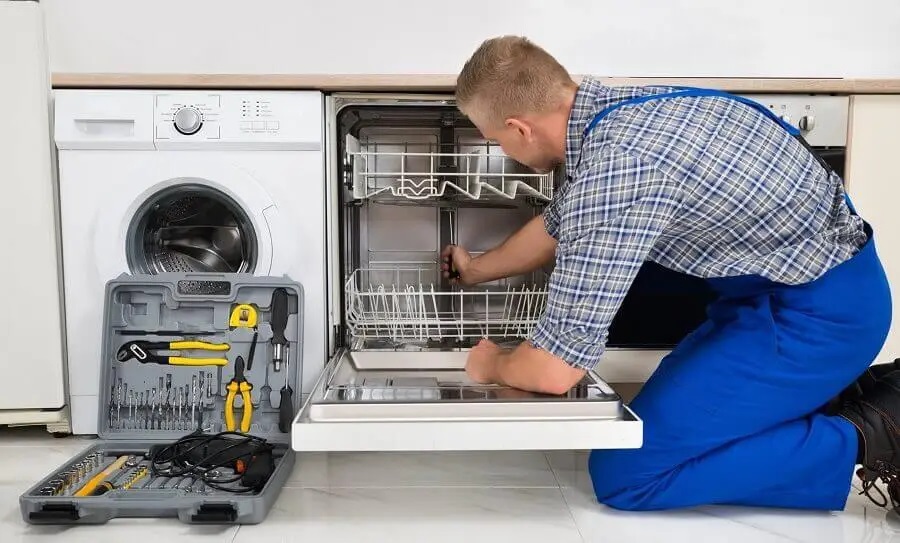 Çankaya Hitachi servisi teknisyen ekibi beyaz eşya tamiri yaparken